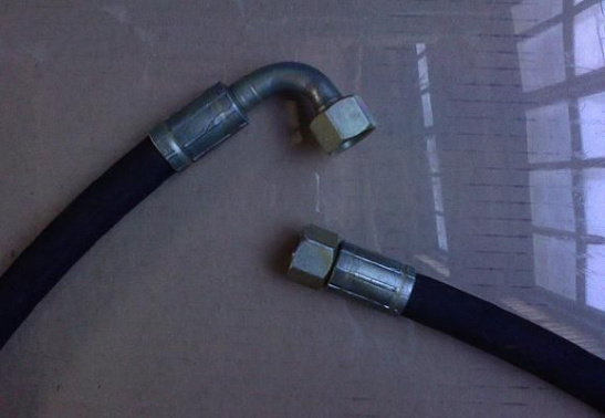 680-4607140-06 Рукав L=0850 / РВД 24*0850 DIN 1SN 10-180 атм. М(20*1,5) угол 90